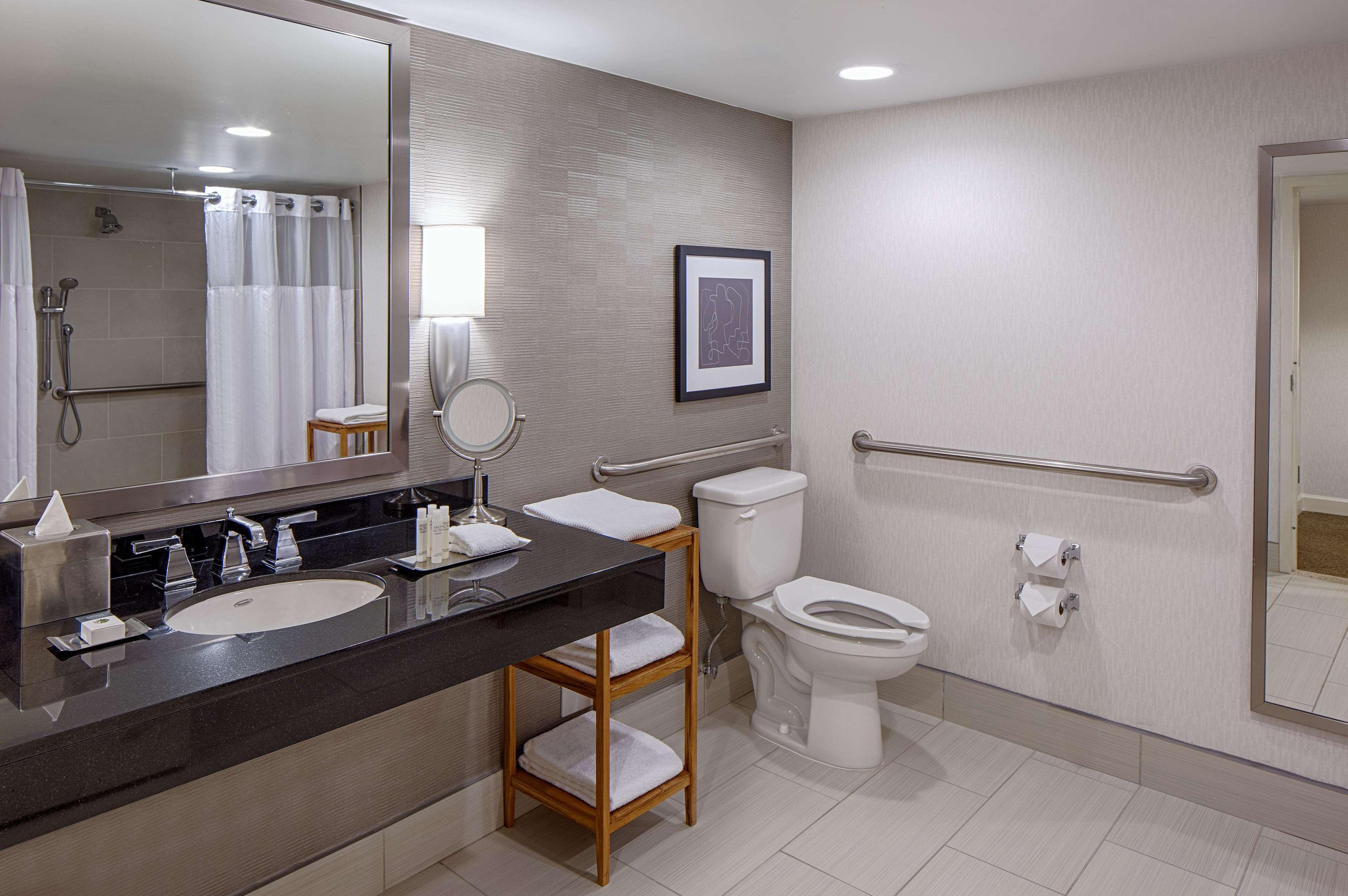 Doubletree By Hilton Hotel Houston Greenway Plaza Exterior foto